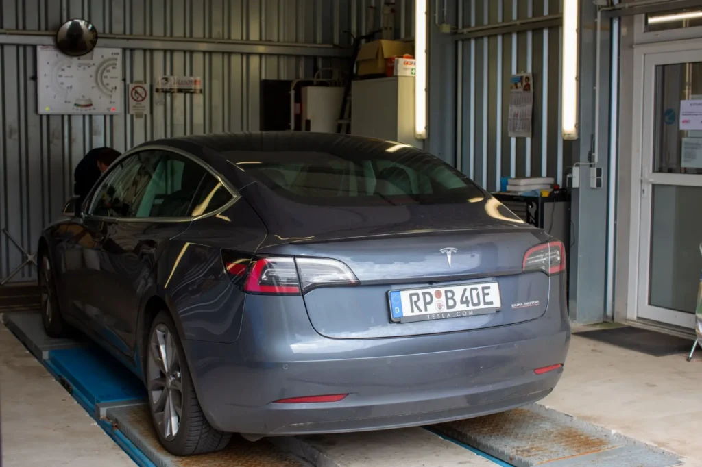 - MotorGuru.cz Tesla v autoservisu