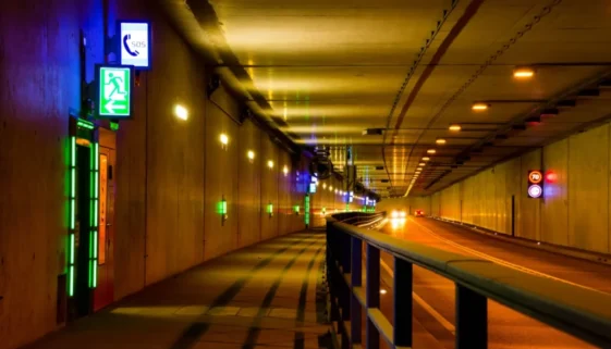 Silniční tunel s nouzovým východem