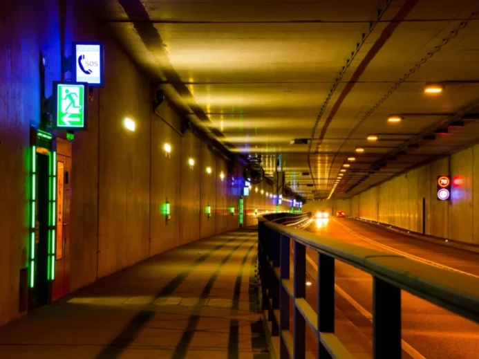 Silniční tunel s nouzovým východem