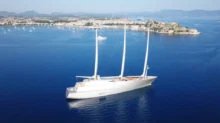 Sailing Yacht A na moři, z dálky