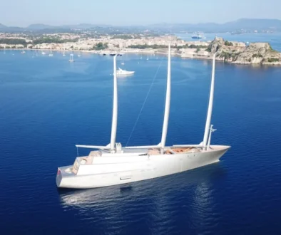 Sailing Yacht A na moři, z dálky