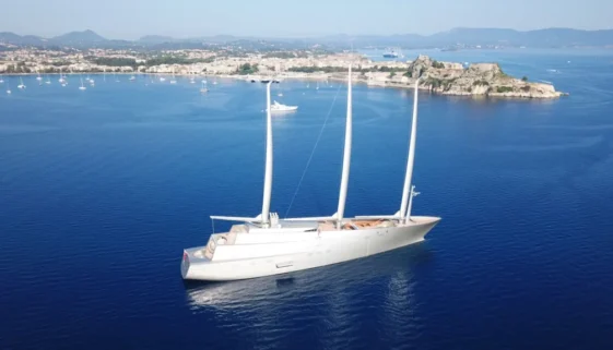 Sailing Yacht A na moři, z dálky