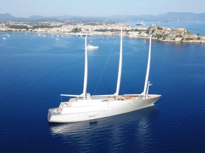 Sailing Yacht A na moři, z dálky