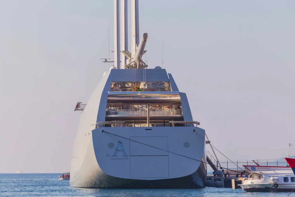 Pohled na Sailing Yacht A na moři zezadu