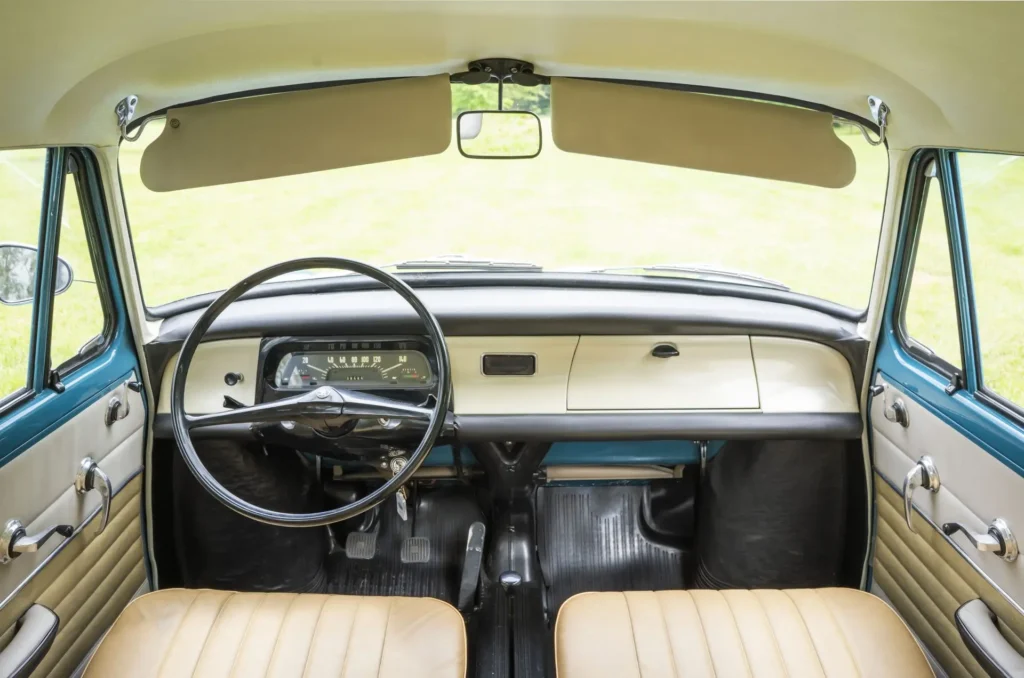 Pohled do interiéru Škody 1000 MB s dvoubarevnou palubní deskou, volantem a původními sedadly