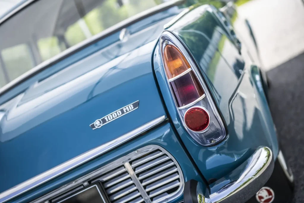 Detail zadní části vozu Škoda 1000 MB s chromovaným logem