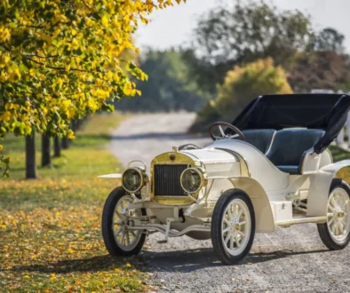 Jediný dochovaný Laurin & Klement BSC Automobil Laurin & Klement BSC z roku 1908 zaparkovaný na cestě lemované stromy