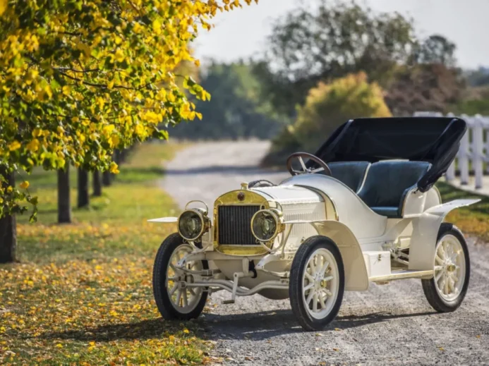 Automobil Laurin & Klement BSC z roku 1908 zaparkovaný na cestě lemované stromy