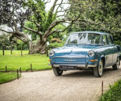 Modrý veterán Škoda 1000 MB zaparkovaný v parku