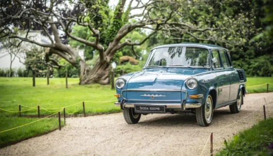 Modrý veterán Škoda 1000 MB zaparkovaný v parku