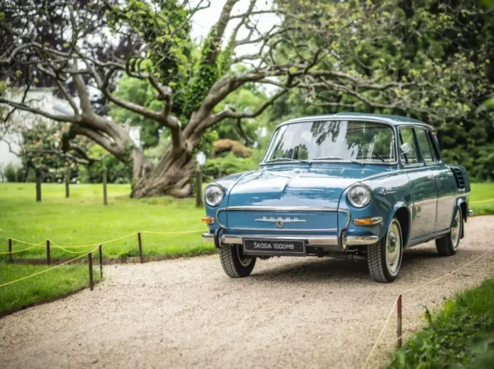 Modrý veterán Škoda 1000 MB zaparkovaný v parku