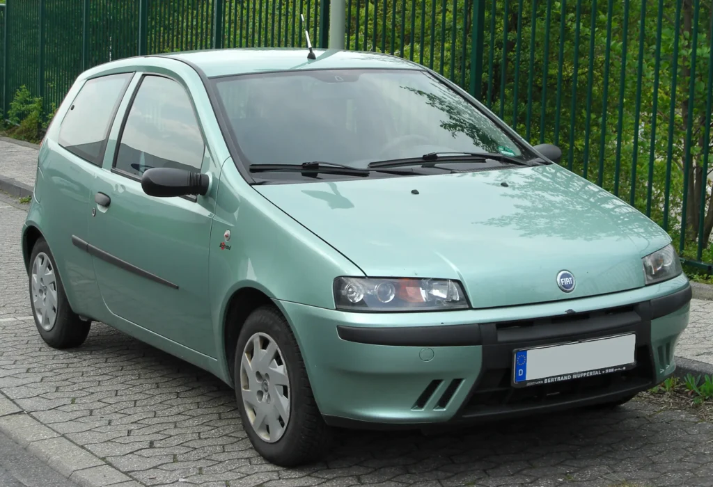 - MotorGuru.cz Fiat Punto druhé generace zaparkované u obrubníku