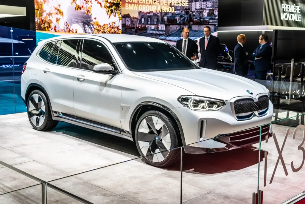 - MotorGuru.cz Stříbrné SUV BMW iX3 vystavené na autosalonu
