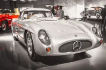 Vzácný Mercedes Benz 300 SLR Uhlenhaut Coupé vystavený v muzeu značky ve Stuttgartu