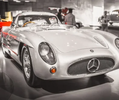 Jeden z pouhých dvou vyrobených kusů vozu z roku 1955 Vzácný Mercedes Benz 300 SLR Uhlenhaut Coupé vystavený v muzeu značky ve Stuttgartu