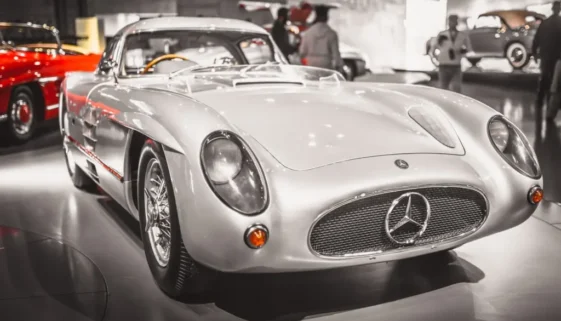 Vzácný Mercedes Benz 300 SLR Uhlenhaut Coupé vystavený v muzeu značky ve Stuttgartu
