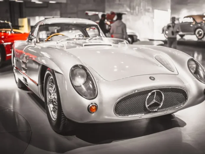 Jeden z pouhých dvou vyrobených kusů vozu z roku 1955 Vzácný Mercedes Benz 300 SLR Uhlenhaut Coupé vystavený v muzeu značky ve Stuttgartu