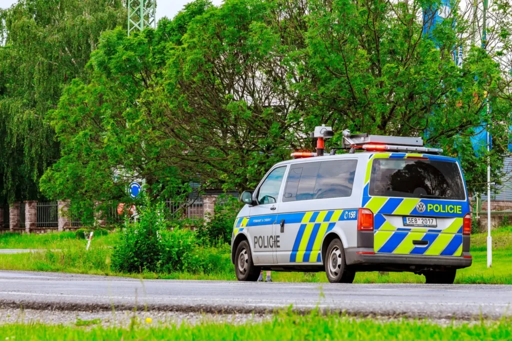 - MotorGuru.cz Policejní dodávka stojí u krajnice