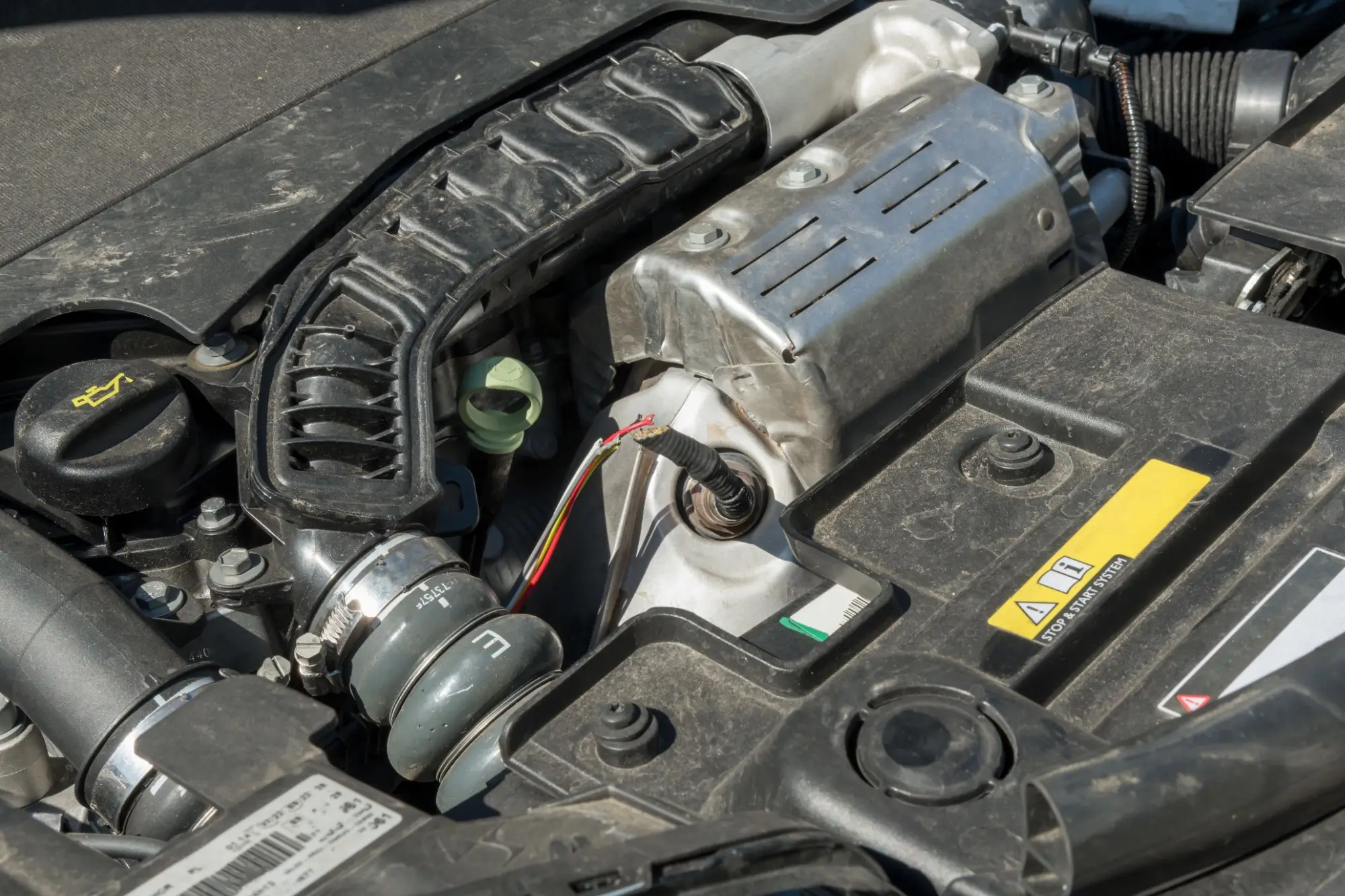 Překousané kabely v motoru