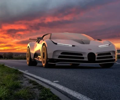 Bílé Bugatti Centodieci projíždí po silnici při západu slunce