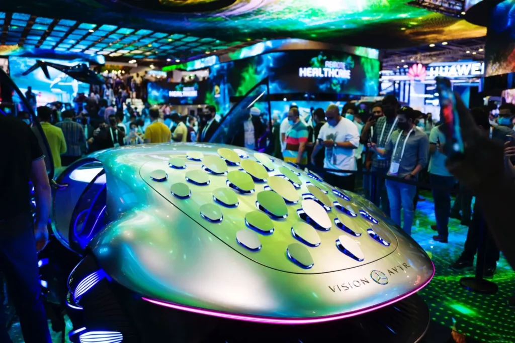 Shutterstock_2064084302 - MotorGuru.cz oncept vozu Mercedes-Benz VISION AVTR vystavený na veletrhu