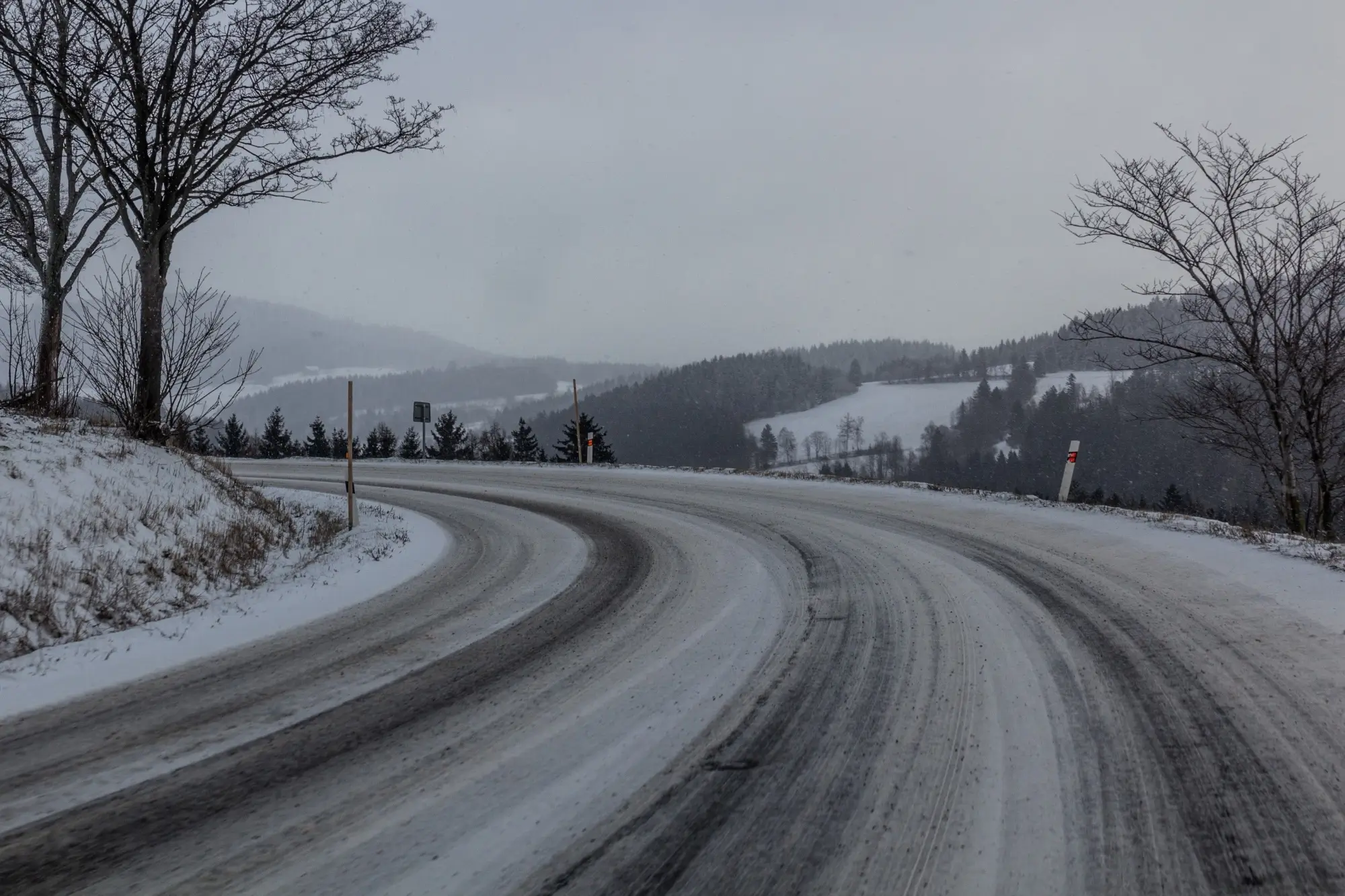 - MotorGuru.cz Zasněžená silnice