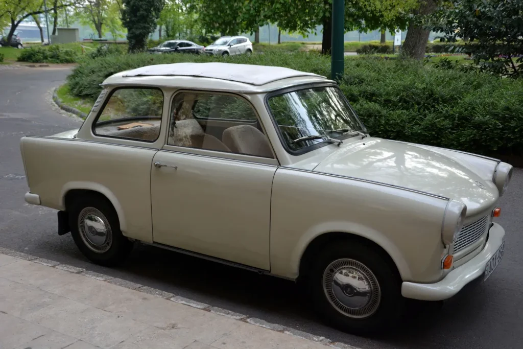 - MotorGuru.cz Klasický béžový Trabant 601 zaparkovaný u silnice