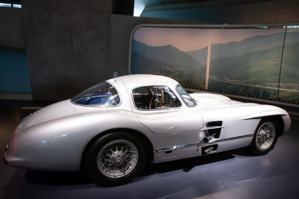 - MotorGuru.cz Boční pohled na stříbrný Mercedes Benz 300 SLR Uhlenhaut Coupé z roku 1955