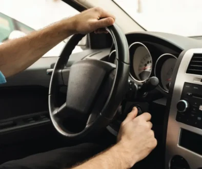 Řidič startující motor osobního vozu