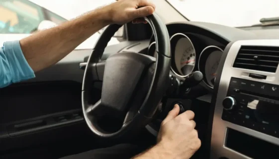 Řidič startující motor osobního vozu