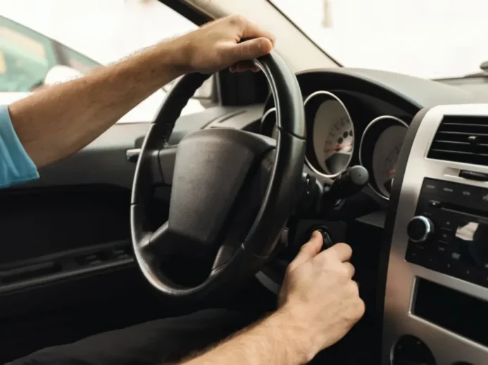 Každodenní situace, která může skončit pokutou Řidič startující motor osobního vozu