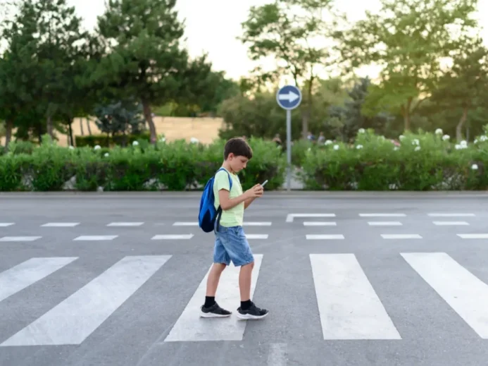 Nebezpečná chůze po přechodu může být pokutována. Nebezpečná chůze po přechodu může být pokutována.