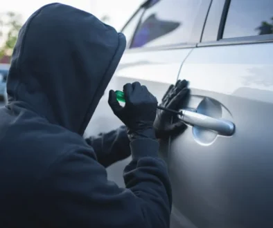 Zloději se už nezaměřují jen na celá auta, ale i na jejich součásti Muž v kapuci se pokouší vniknout do zaparkovaného auta na parkovišti