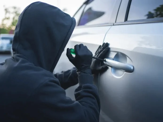 Zloději se už nezaměřují jen na celá auta, ale i na jejich součásti Muž v kapuci se pokouší vniknout do zaparkovaného auta na parkovišti