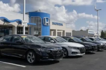 Čelní pohled na vozy značky Honda před oficiálním autosalonem