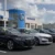 Čelní pohled na vozy značky Honda před oficiálním autosalonem