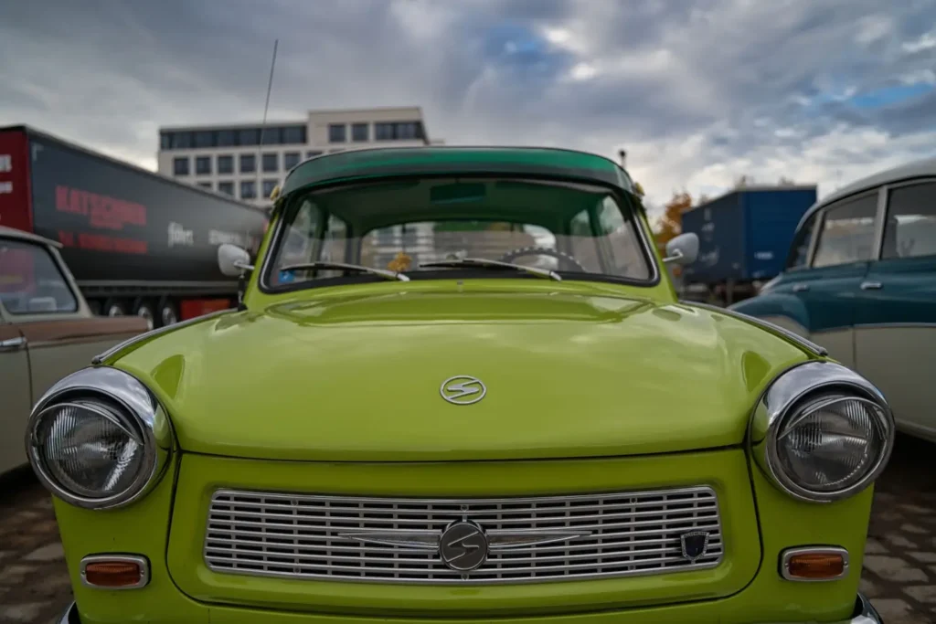 - MotorGuru.cz Detailní pohled na zelený vůz Trabant 601