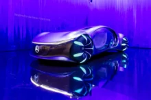 Boční pohled na celý koncept vozu Mercedes-Benz VISION AVTR s osvětlenými koly, organickými liniemi a futuristickým designem