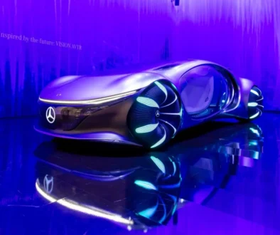 Elegance, technologie a příroda spojené do jednoho celku Boční pohled na celý koncept vozu Mercedes-Benz VISION AVTR s osvětlenými koly, organickými liniemi a futuristickým designem