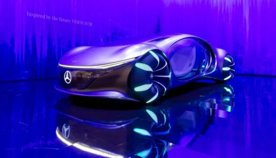 Boční pohled na celý koncept vozu Mercedes-Benz VISION AVTR s osvětlenými koly, organickými liniemi a futuristickým designem