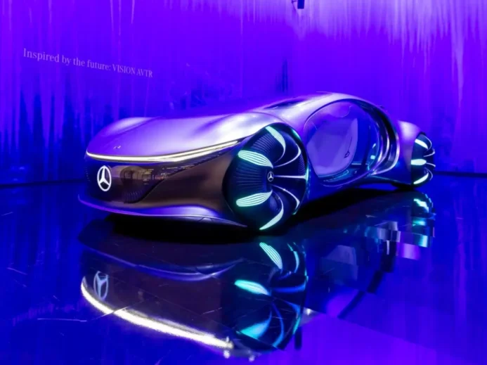Elegance, technologie a příroda spojené do jednoho celku Boční pohled na celý koncept vozu Mercedes-Benz VISION AVTR s osvětlenými koly, organickými liniemi a futuristickým designem