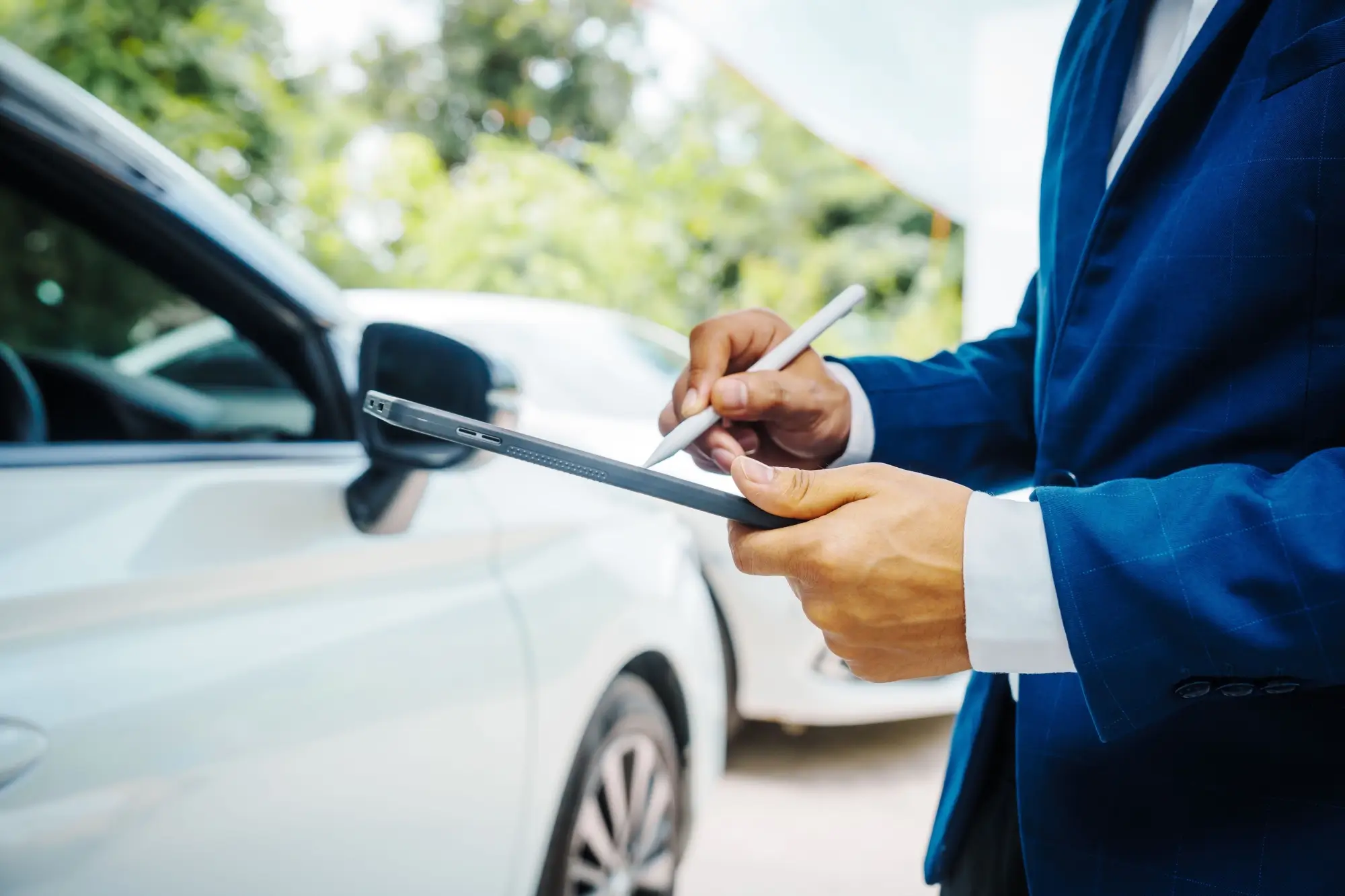 - MotorGuru.cz Muž s tabletem