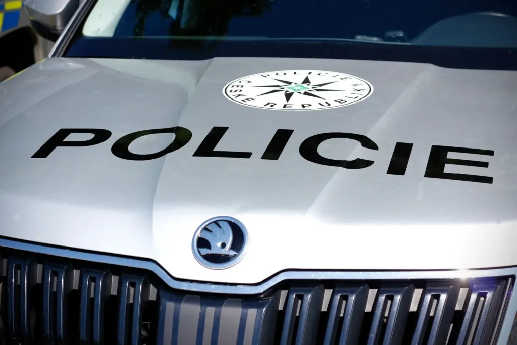 Detail kapoty policejního elektromobilu značky Škoda s oficiálním znakem Policie ČR