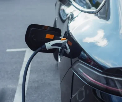 Záběr na elektromobil připojený k nabíjecí stanici