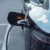 Záběr na elektromobil připojený k nabíjecí stanici