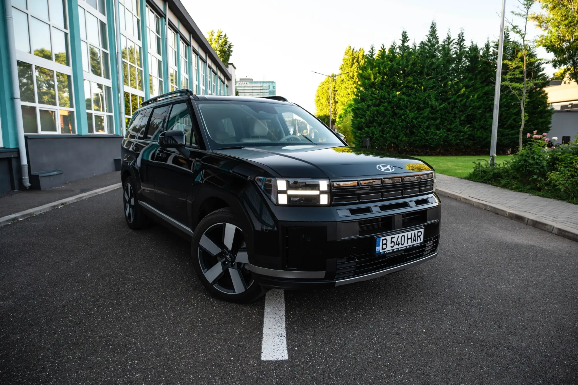 - MotorGuru.cz Hyundai Santa Fe směle konkuruje české Škodovce.