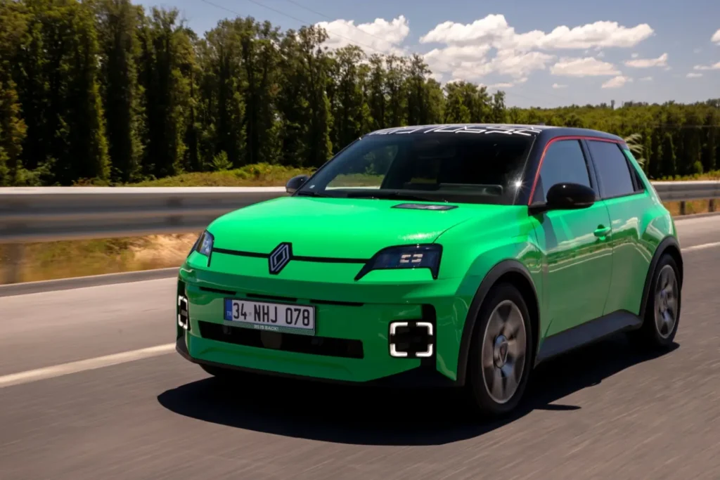 - MotorGuru.cz Zelený hatchback Renault 5 jede po silnici za slunečného dne