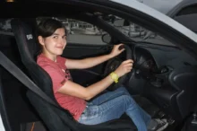 Mladá žena ve vozidle Toyota Yaris.