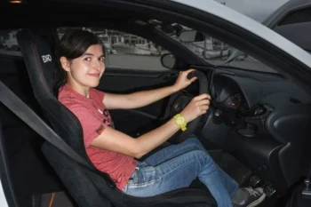 Mladá žena ve vozidle Toyota Yaris.