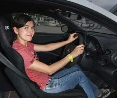 Mladá žena ve vozidle Toyota Yaris.